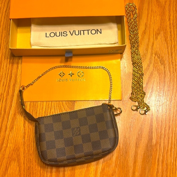 Louis Vuitton Mini Pouchette in Damier Ebene canvas. Gold color hardware. - Picture 8 of 12